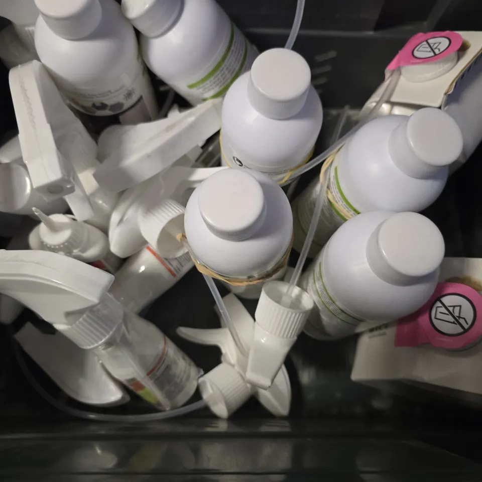 APPROXIMATELY 9 ASSORTED ITEMS TO INCLUDE - SMOL WASHING UP LIQUID , ROKET CARD GLUE ETC