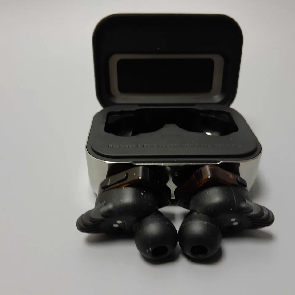 BOXED MASTER & DYNAMIC MW07 TRUE WIRELESS EARPHONES