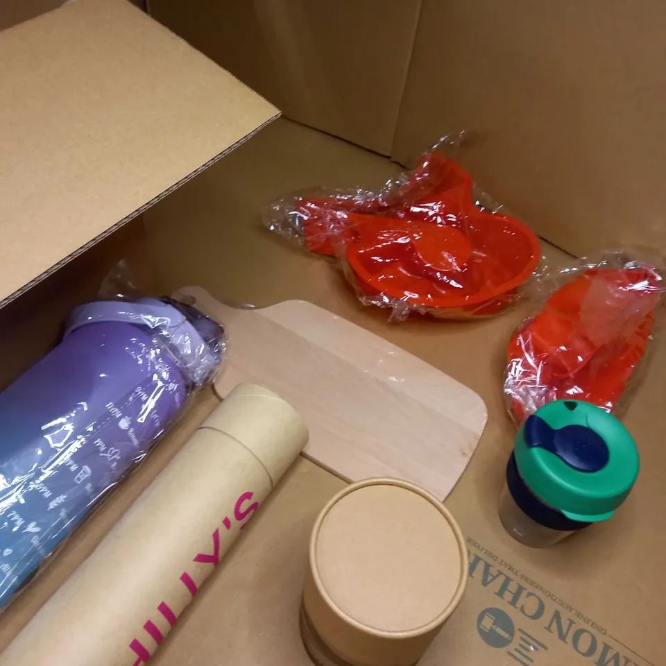 LOT OF APPROX 15 ASSORTED HOUSEHOLD/KITCHEN ITEMS TO INCLUDE: ASSORTED STYLES DRINKING BOTTLES, CHOPPING BOARD, CAKE/JELLY MOULDS