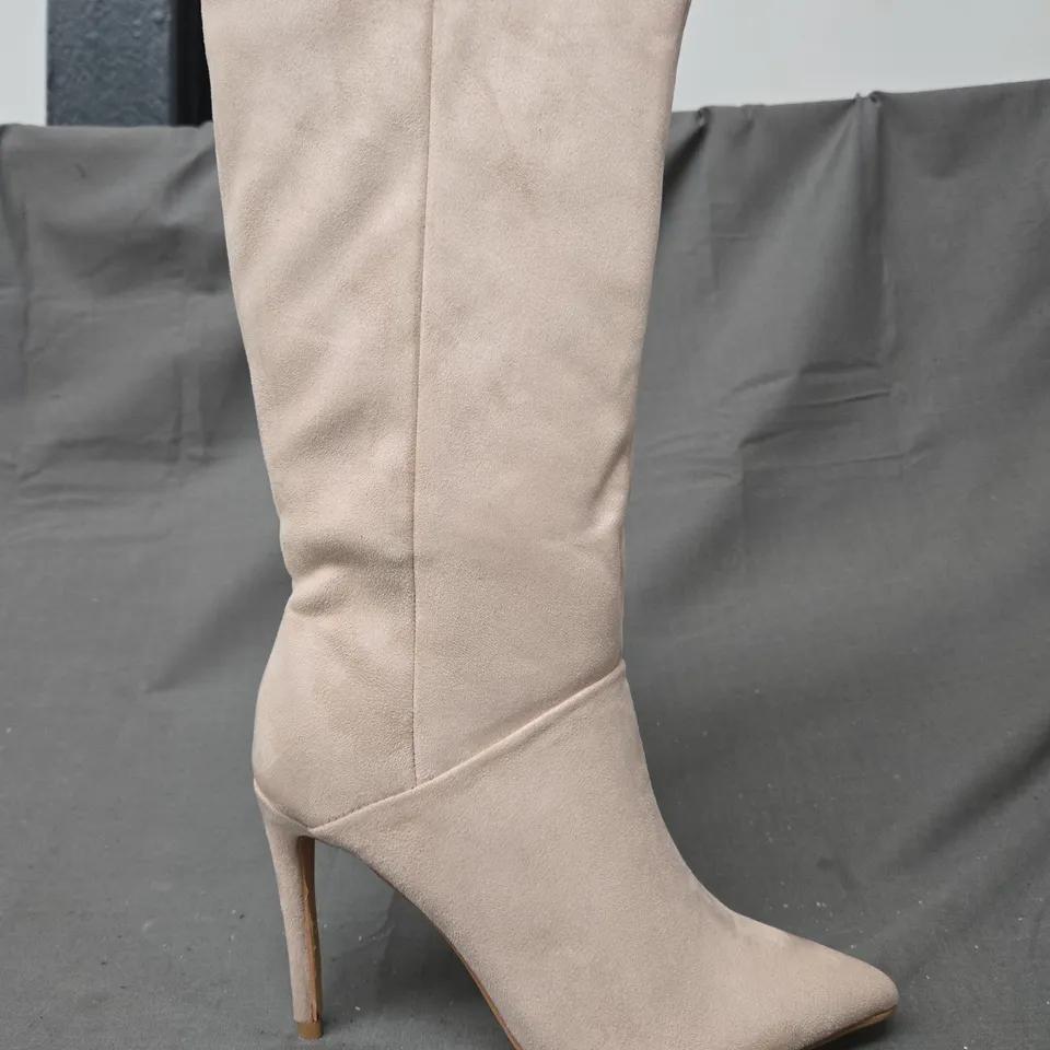 BOXED PAIR OF PRETTY LITTLE THING POINTED TOE STILETTO HEEL KNEE-HIGH BOOTS IN NATURAL SIZE 4