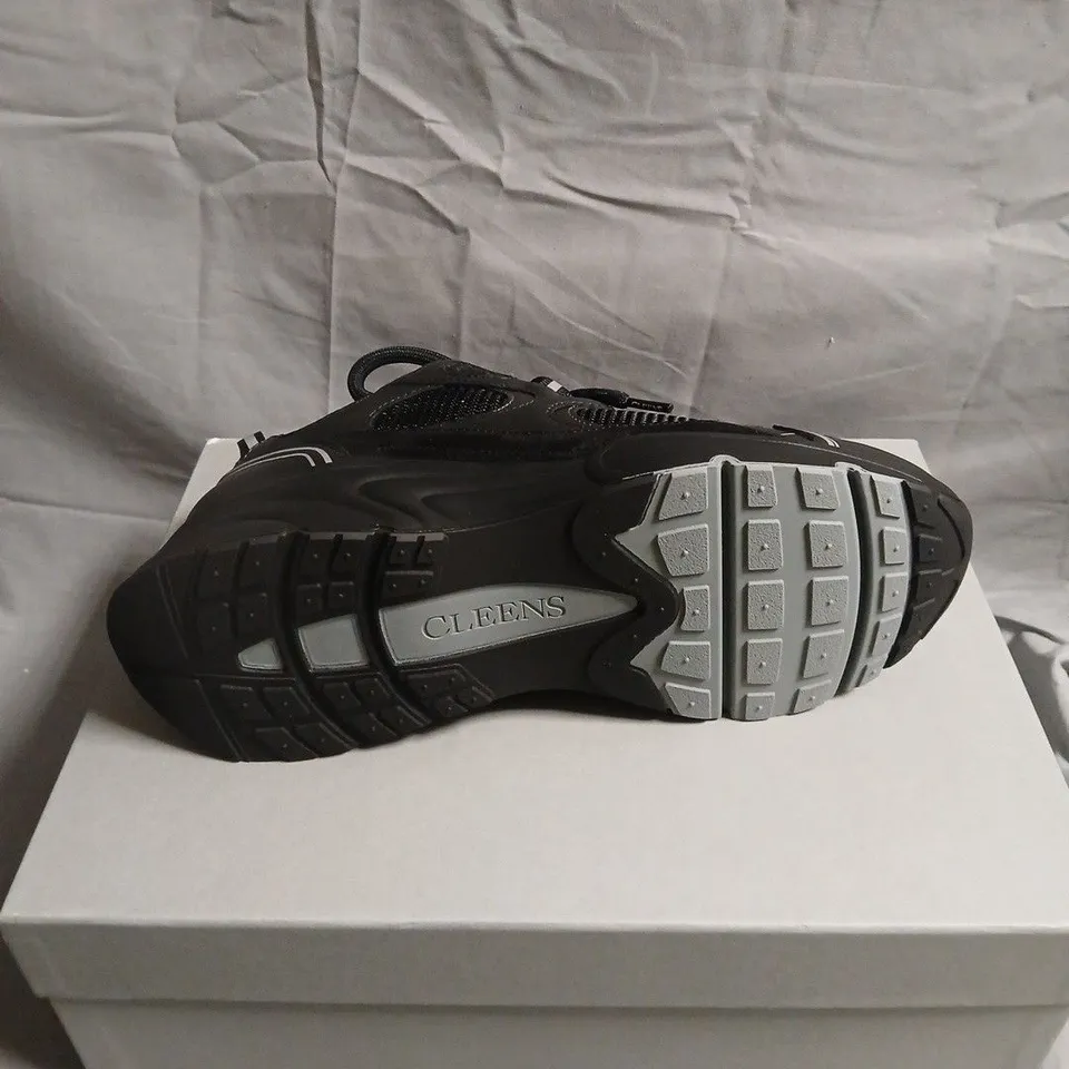 CLEENS PULSE RUNNER TRAINERS IN PHANTOM BLACK - 7.5