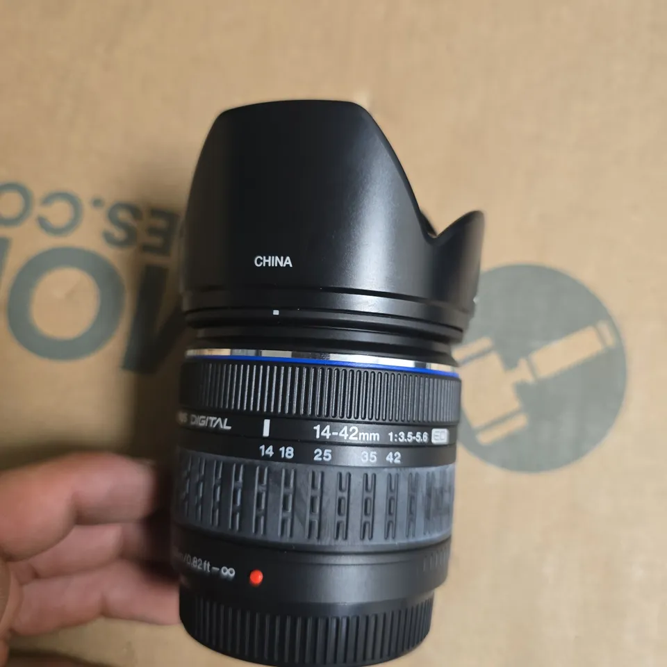 OLYMPUS 14-42MM F/3.5-5.6 ZOOM LENS WITH LH-61C HOOD