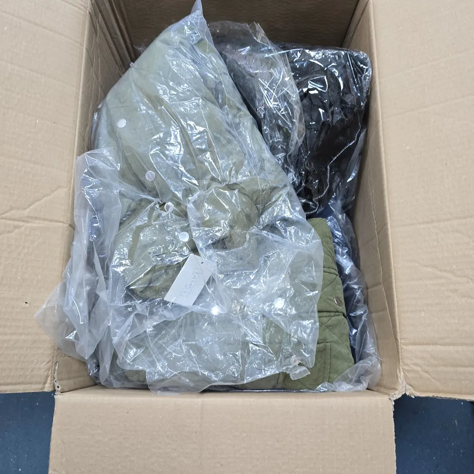 BOX OF APPROXIMATELY 8 ASSORTED CLOTHING ITEMS IN VARIOUS STYLES , COLOURS AND SIZES 