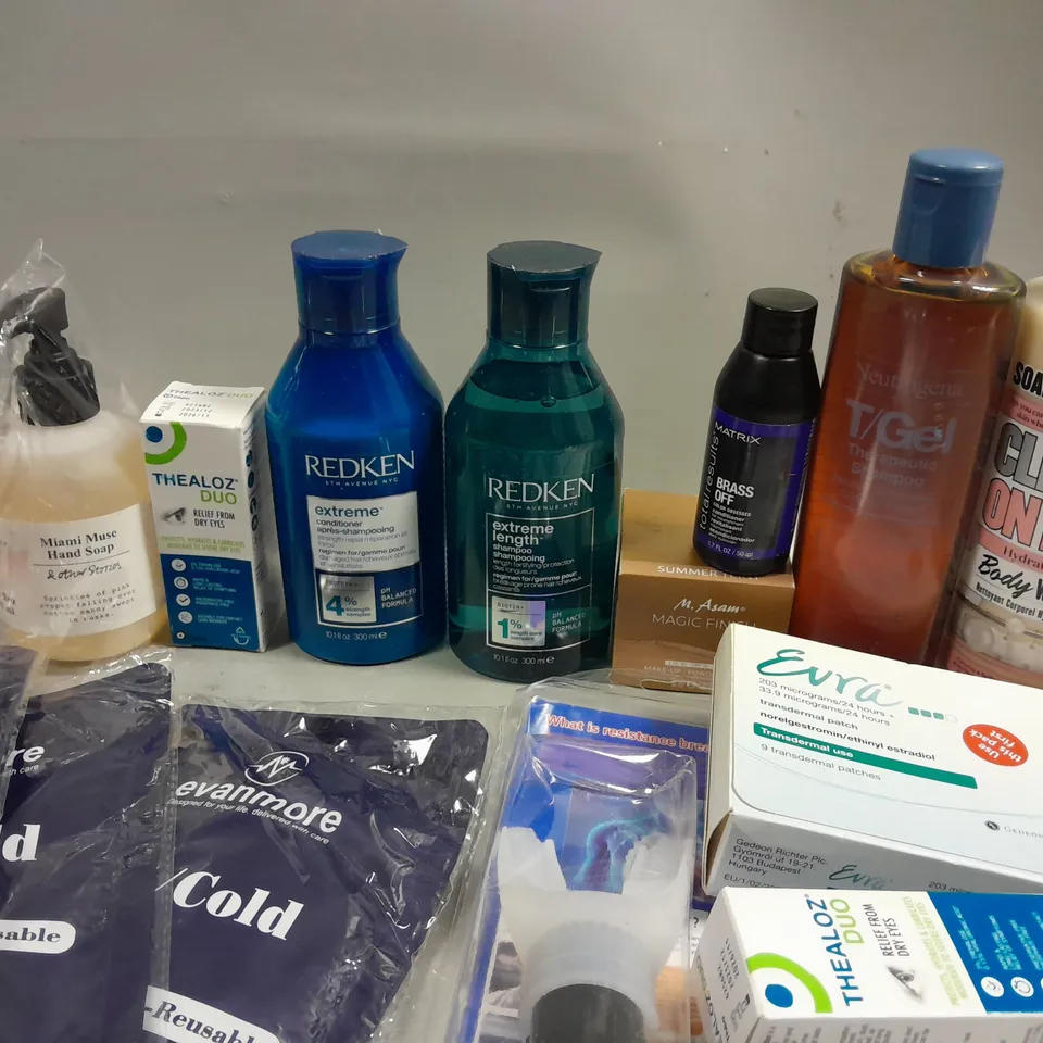 BOX OF APPROXIMATELY 15 COSMETIC ITEMS TO INCLUDE REDKEN SHAMPOO, REDKEN CONDITIONER, SOAP&GLORY BODY WASH, ETC