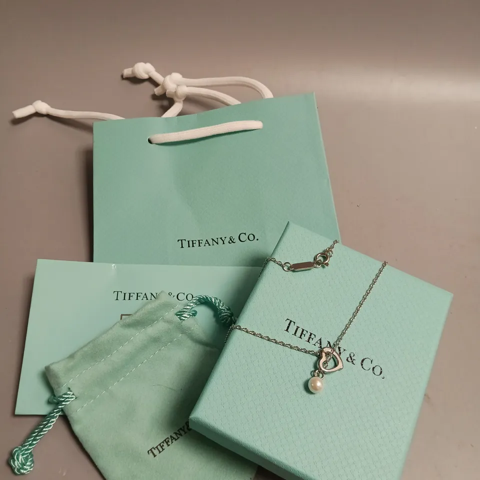 TIFFANY&CO NECKLACE IN SILVER HEART PEARL DESIGN INCLUDES BOX, POUCH, POLISHING CLOTH AND GIFT BAG