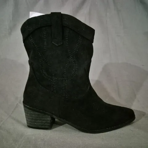 BOXED PAIR OF BOOHOO ANKLE BOOTS IN BLACK EU SIZE 38