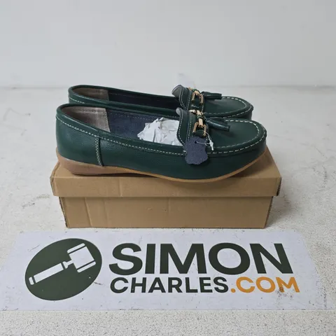 BOXED PAIR OF JO & JOE NAUTICAL SHOES IN HUNTER GREEN - UK 7