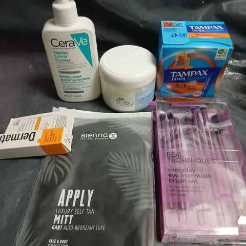 APPROXIMATELY 15 ASSORTED HEALTH & BEAUTY PRODUCTS TO INCLUDE BRUSH SET, BLEMISH CONTROL MOISTURISER, SELF TAN MITT ETC 