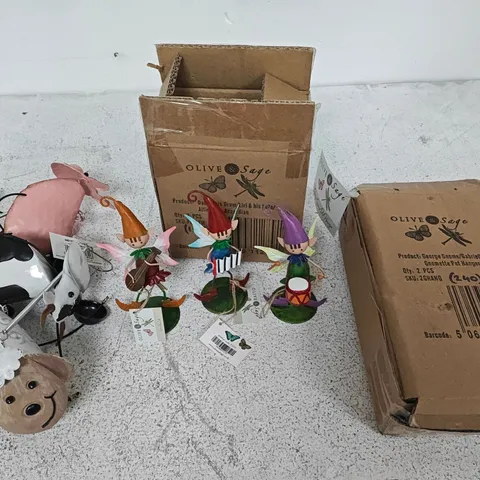 LOT OF ASSORTED GIFT ITEMS TO INCLUDE OLIVE & SAGE FIGURINES, HORSE SETS AND GNOMETTE POT HANGERS