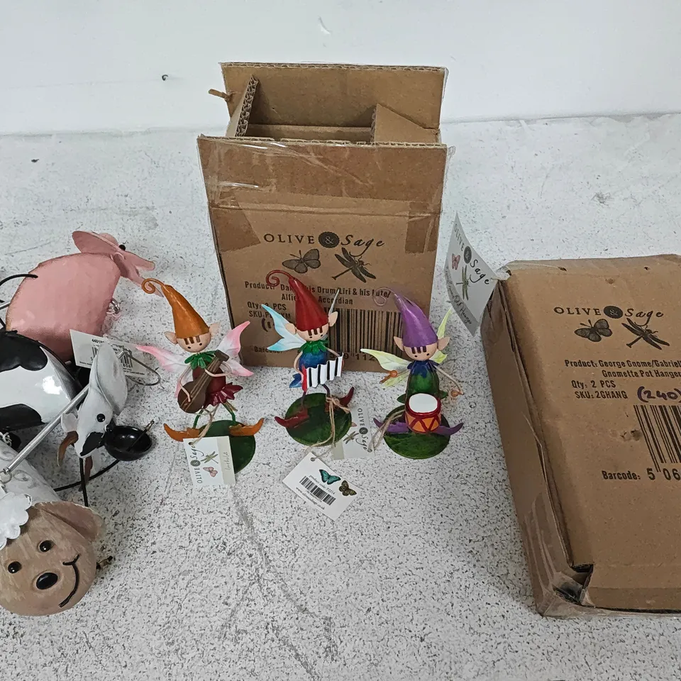 LOT OF ASSORTED GIFT ITEMS TO INCLUDE OLIVE & SAGE FIGURINES, HORSE SETS AND GNOMETTE POT HANGERS