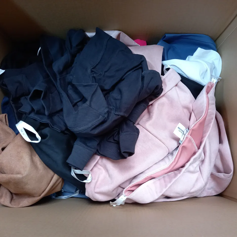 BOX OF APPROXIMATELY 20 ASSORTED CLOTHING ITEMS TO INCLUDE PANTS, TOPS, THIN JACKETS ETC