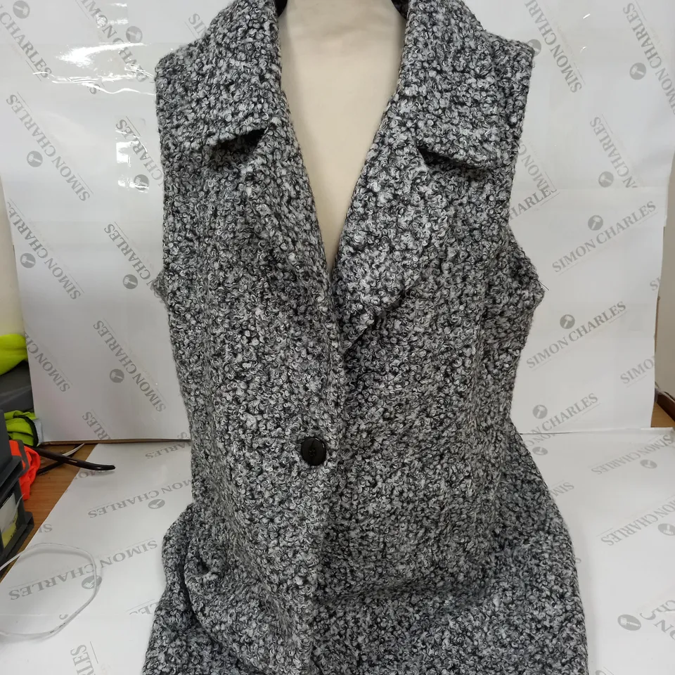 KLASS BUTTONED SLEEVELESS JACKET IN WHITE/BLACK - LARGE