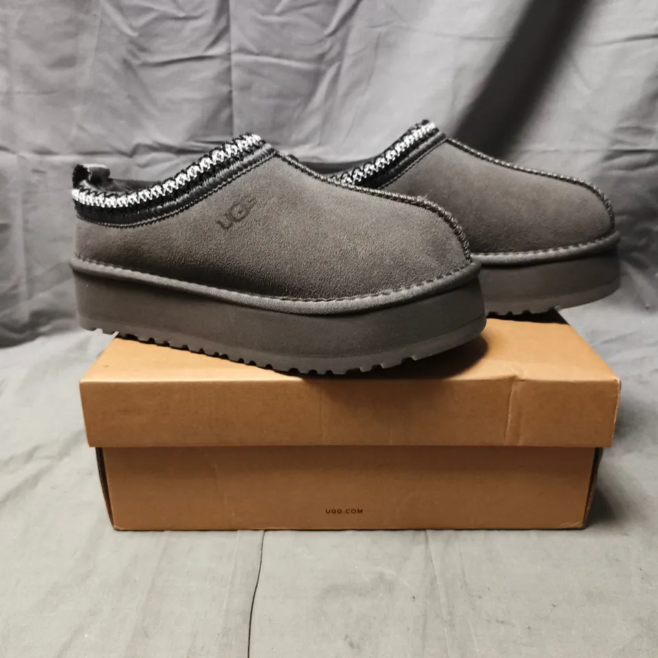 BOXED PAIR OF UGG WOMEN'S DAKOTA PLAYFORM SHOES IN GREY SIZE UK 5