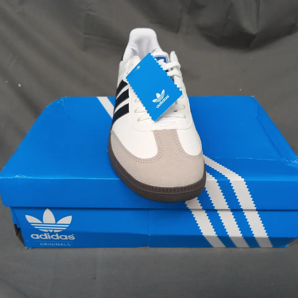 BOXED PAIR OF ADIDAS SHOES IN WHITE/BLACK UK SIZE 6.5