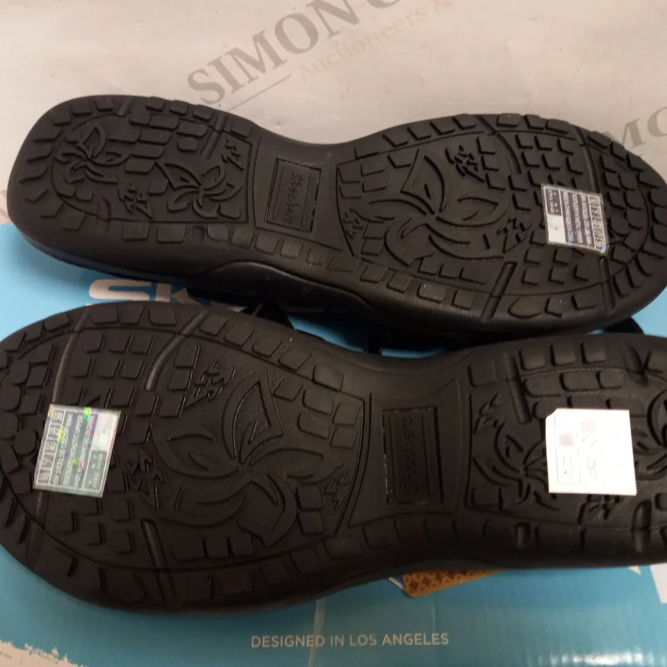 BOXED SKECHERS REGGAE SLIM FIT SANDAL - BLACK SIZE 7