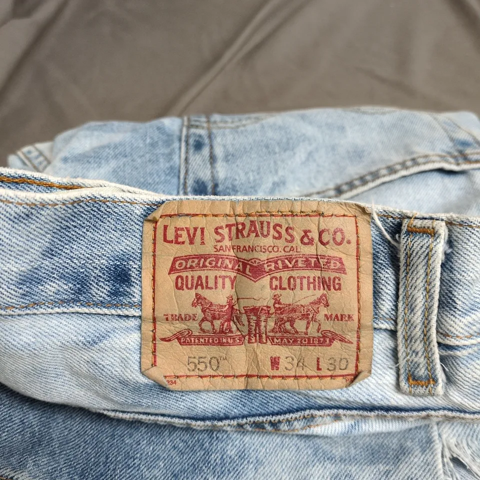 LEVI'S 550 RELAXED FIT JEANS – LIGHT WASH, UK 34 (W34/L30)