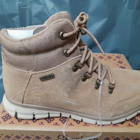 SKECHERS SYNERGY WATERPROOF BOOTS IN CHESTNUT - SIZE 8