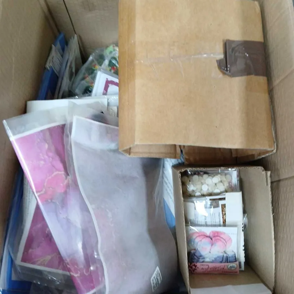 APPROXIMATELY 20 ASSORTED HOUSEHOLD & CRAFTING PRODUCTS TO INCLUDE HOME DECOR, SEQUINS, SILICON MATS ETC 