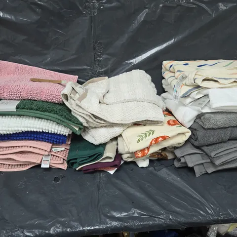 APPROXIMATELY 15 ASSORTED BATHROOM ITEMS TO INCLUDE TOWELS - BATHMATS - BATH SHEET ETC. 