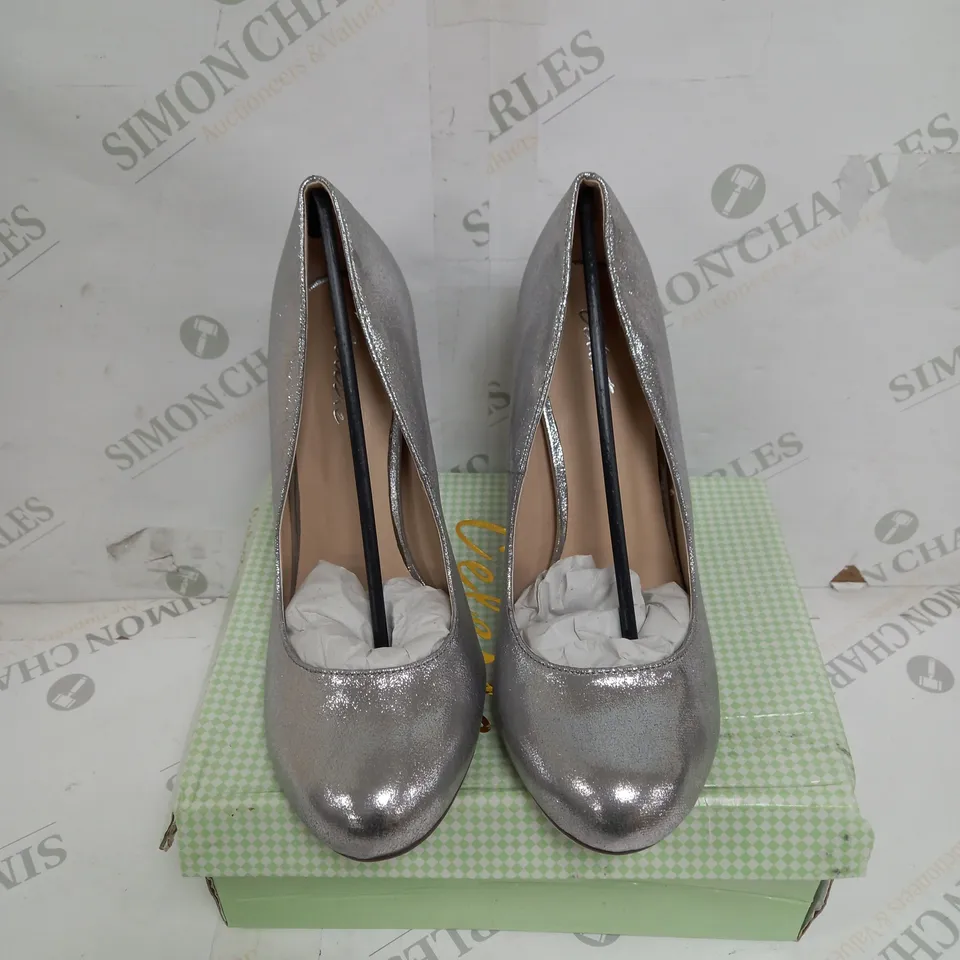 APPROXIMATELY 10 BOXED PAIR OF CELESTE HIGH HEEL SHOES IN SILVER FABRIC TO INCLUDE SIZES 6.5, 8.5, 10