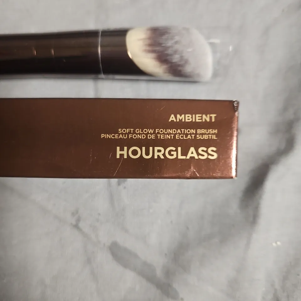HOURGLASS AMBIENT SOFT GLOW FOUNDATION BRUSH – BOXED