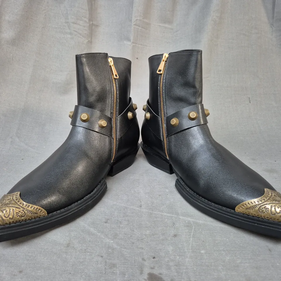 BOXED PAIR OF KOI SOULRENDER MEN'S HARDWARE COWBOY BOOTS IN BLACK/ANTIQUE BRONZE SIZE 10