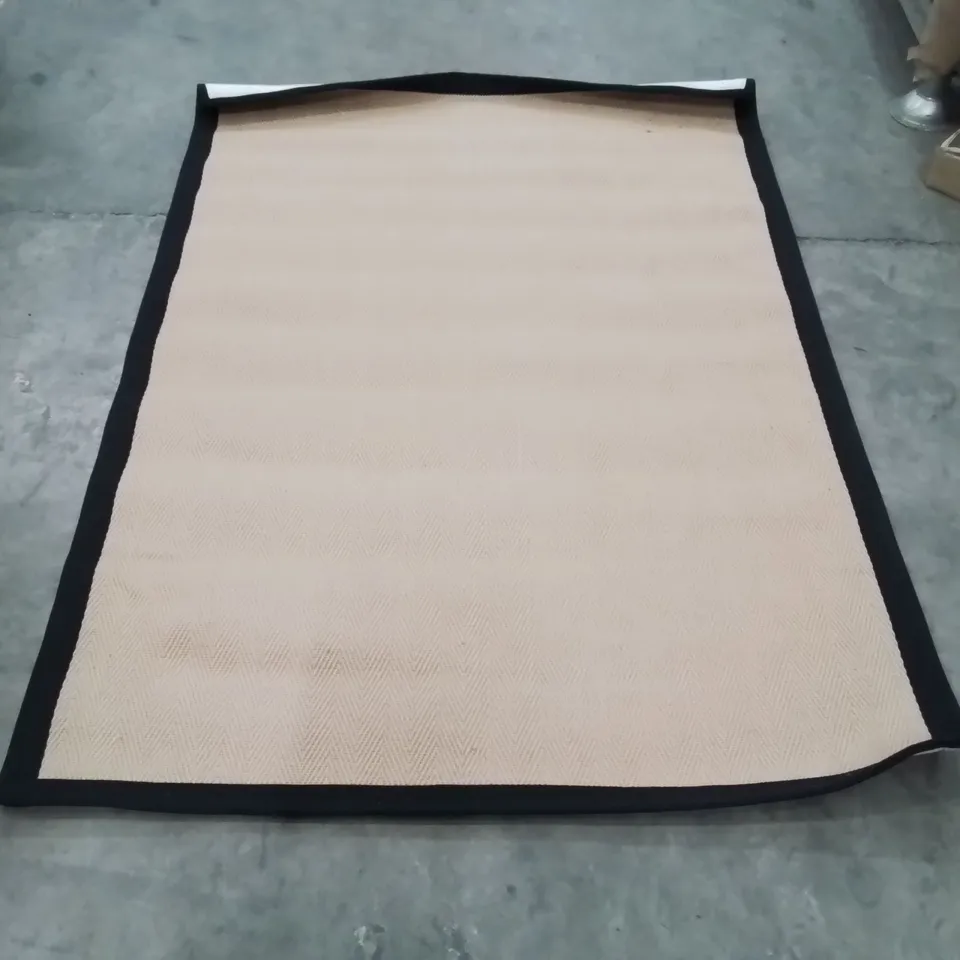 QUALITY DESIGNER RUG - APPROXIMATELY 200 x 140cm
