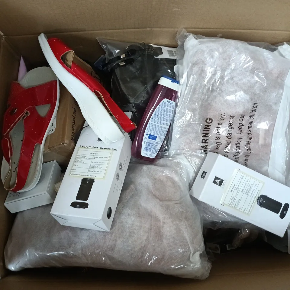APPROXIMATELY 25 ASSORTED ITEMS TO INCLUDE LED FAN, NIVEA SHOWER, LEATHER HANDBAG, ETC - COLLECTION ONLY