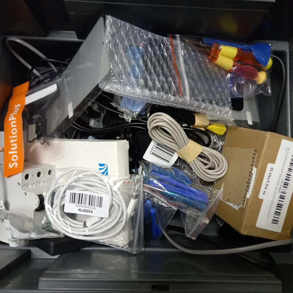 BOX OF APPROX 15 ITEMS TO INCLUDE ASSORTED CABLES, POWER PACKS AND PHONE CASE