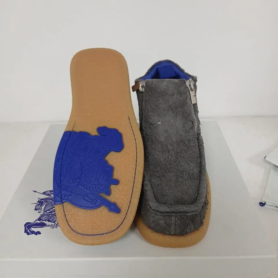 BURBERRY ASH GREY LEATHER SHOE ON RUBBER SOLE, UK 8 (EU 42) WITH BOX & DUST BAGS