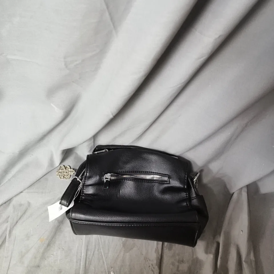 BOX OF APPROXIMATELY 15 ASSORTED ITEMS TO INCLUDE: NECK MASSAGE DEVICE AND BLACK HANDBAG