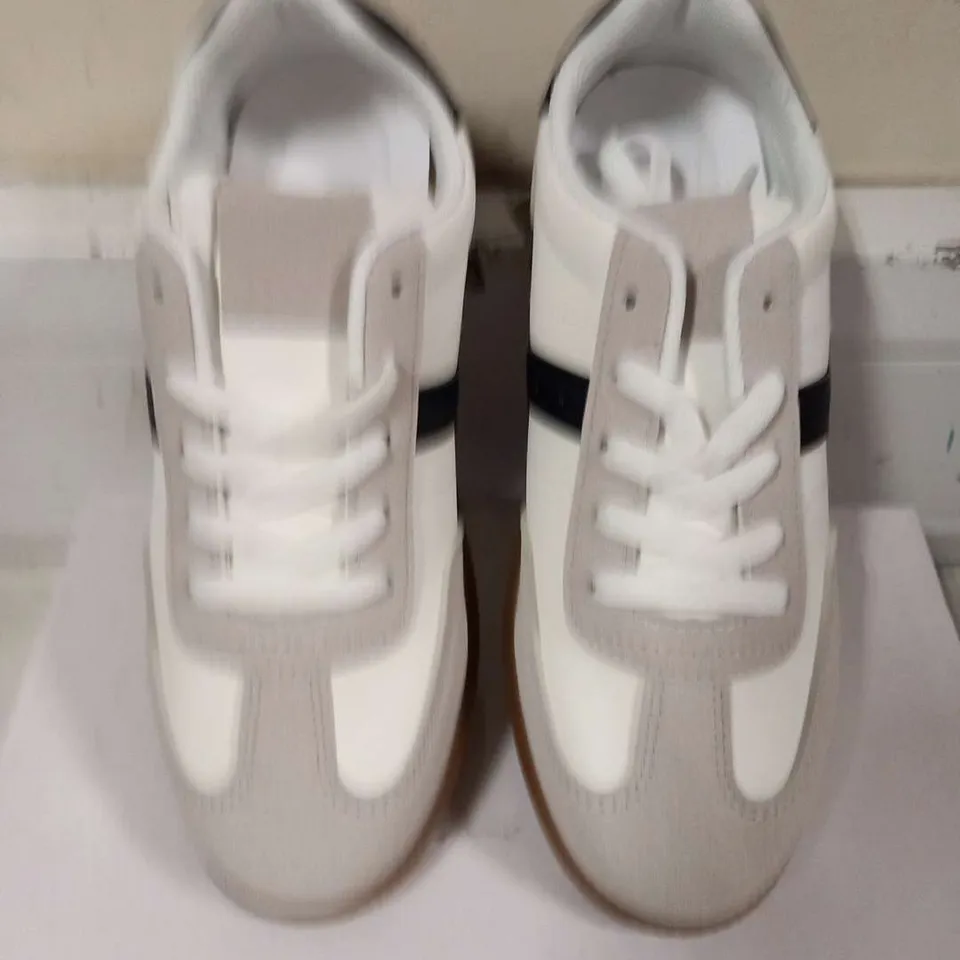 BOXED EV321 WHITE TRAINERS SIZE 5