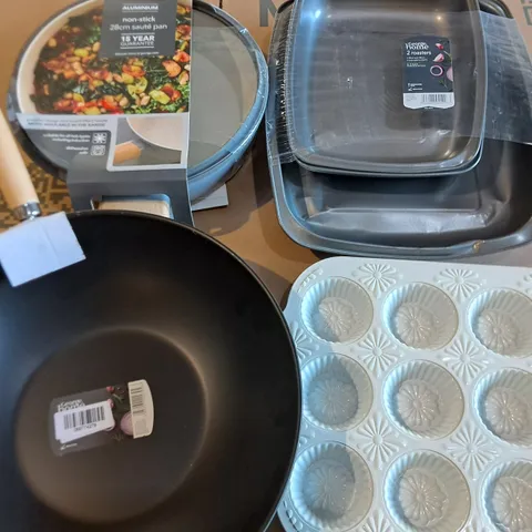 BOX OF APPROX 12 ASSORTED KITCHEN ITEMS TO INCLUDE - TWO ROASTERS , CUPCAKE TRAY ETC