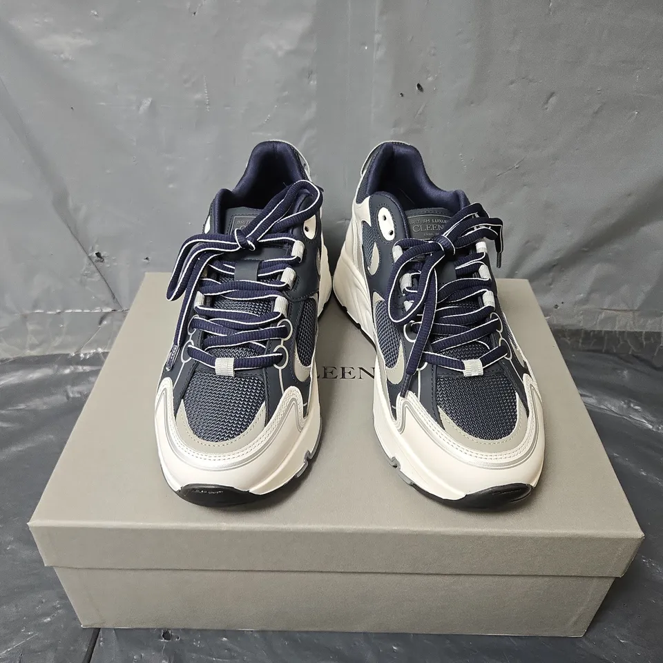 BOXED PAIR OF CLEENS PULSE RUNNER TRAINERS IN MIDNIGHT BLUE - UK 6.5