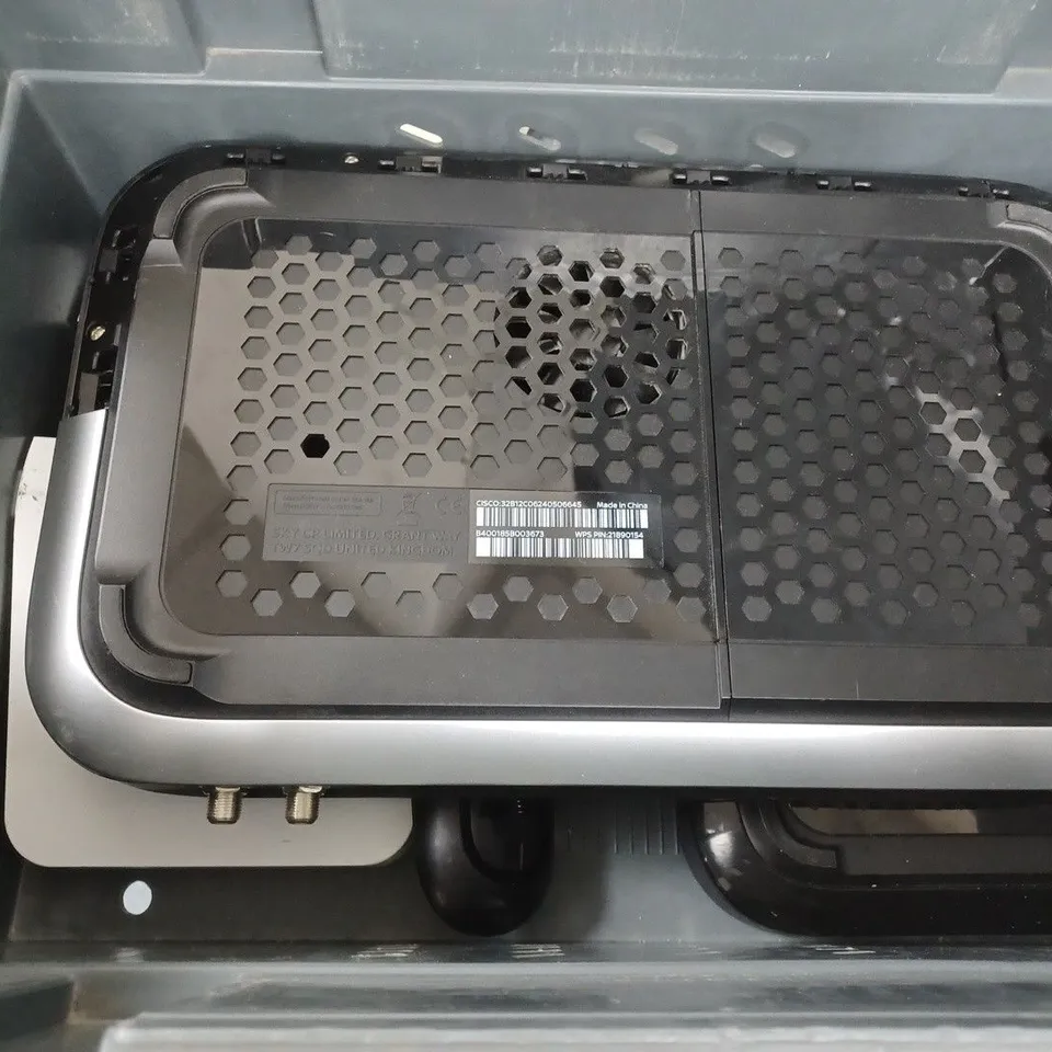 APPROXIMATELY 5 ASSORTED ELECTRICAL ITEMS TO INCLUDE SKY Q BOX, SKY WI-FI ROUTER, ETC