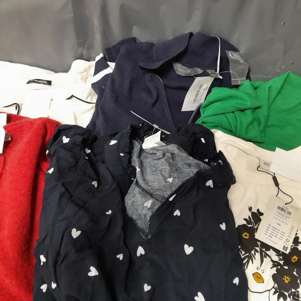 BOX OF APPROXIMATELY 15 ASSORTED CLOTHING ITEMS IN VARIOUS STYLES, COLOURS AND SIZES 