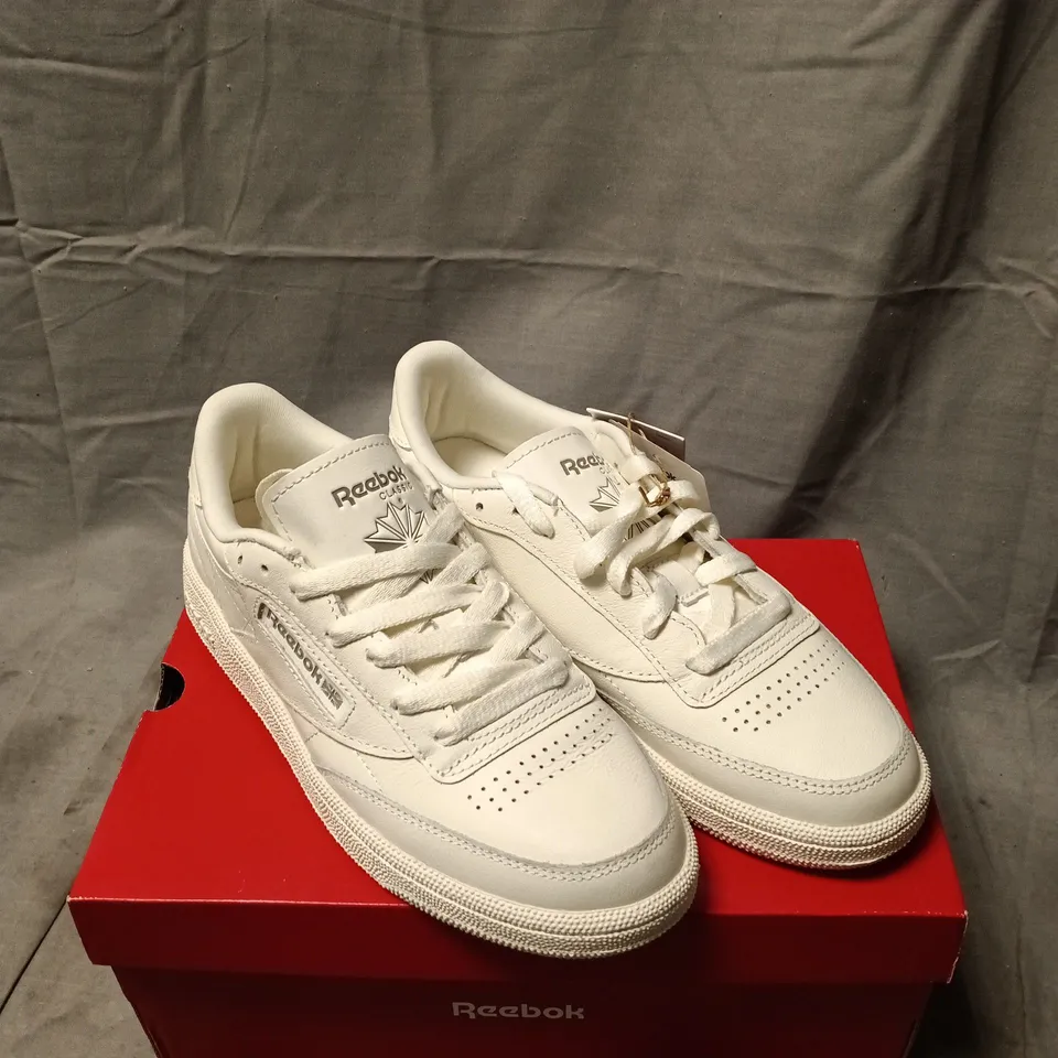 REEBOK CLASSIC LEATHER TRAINERS – WHITE SIZE 4.5 BOXED