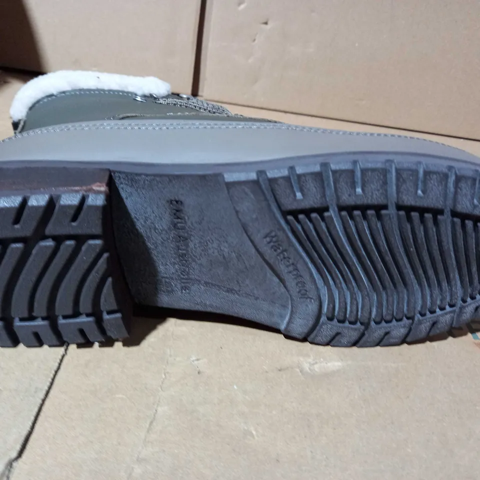 BOXED PAUR OF EMU OKAB FAUX LEATHER BOOTS IN DARK OLIVE UK SIZE 5