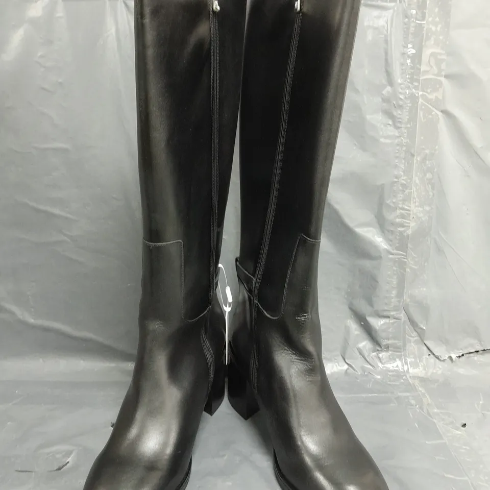 BOXED PAIR OF TOMMY HILFIGER BLOCK HEEL KNEE-HIGH BOOTS IN BLACK SIZE EU 42