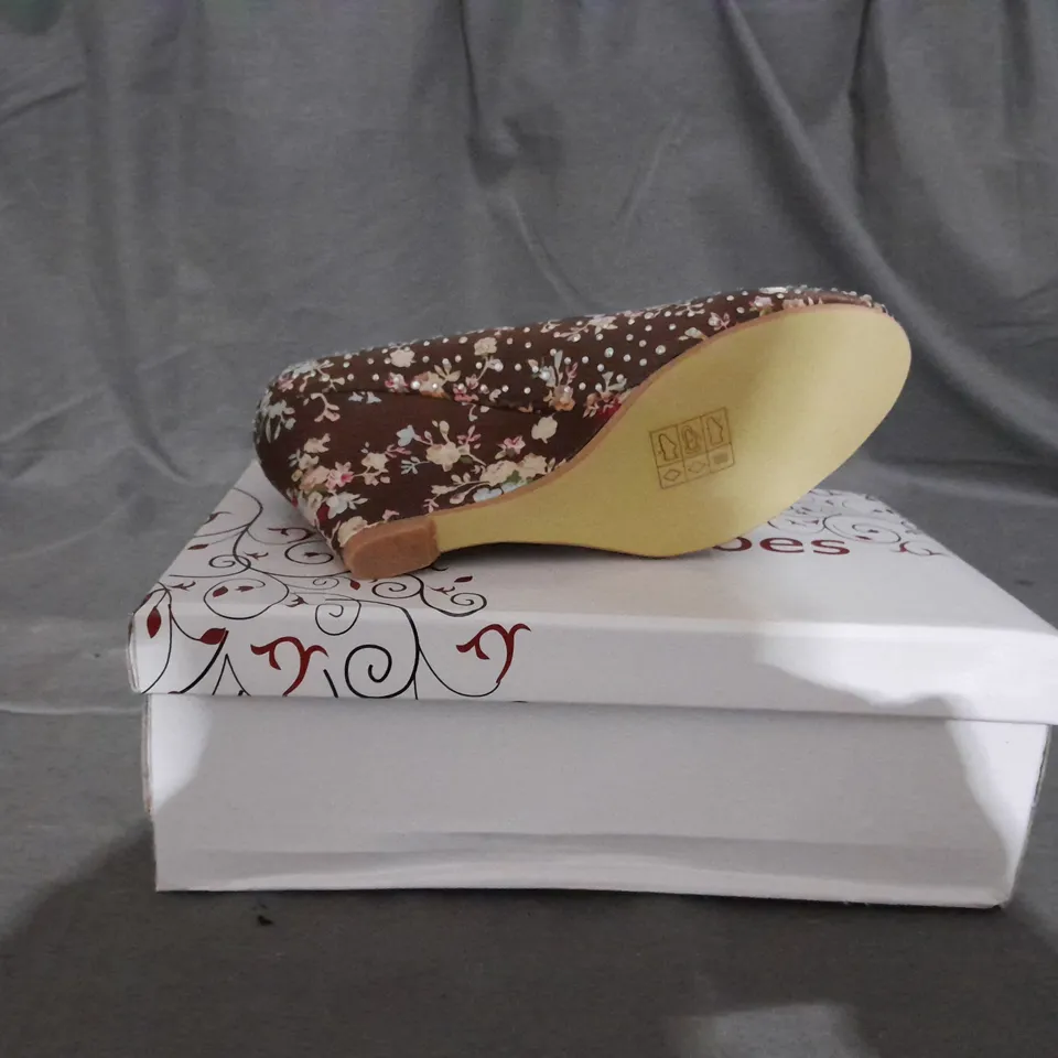 APPROXIMATELY 12 BOXED PAIR OF WEDGE SHOES IN VARIOUS SIZES TO INCLUDE SIZE 36EU