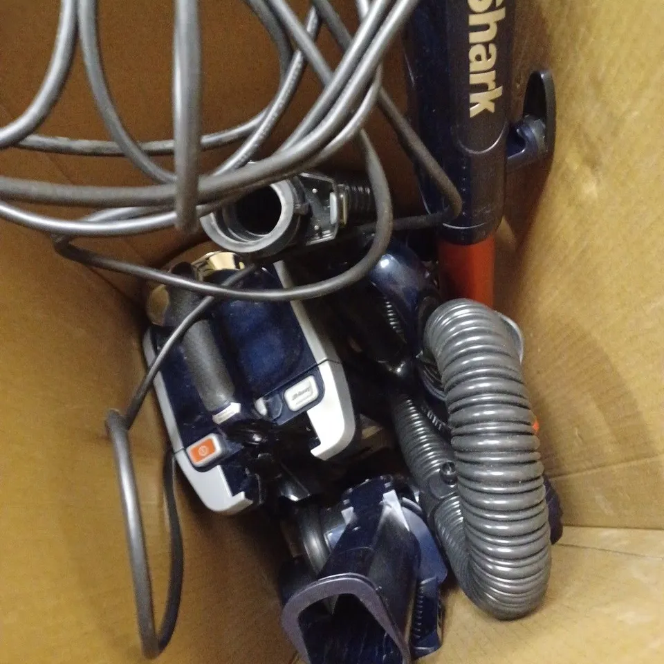 SHARK CORDED VACUUM WITH ANTI HAIR WRAP