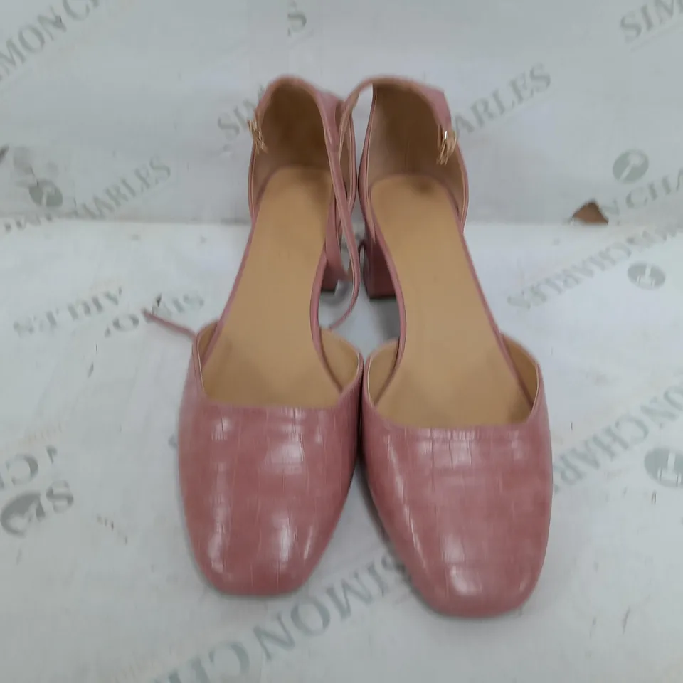PAIR OF JD WILLIAMS SQUARE BLOCK ROUND TOE HEELS IN PINK - EU 43