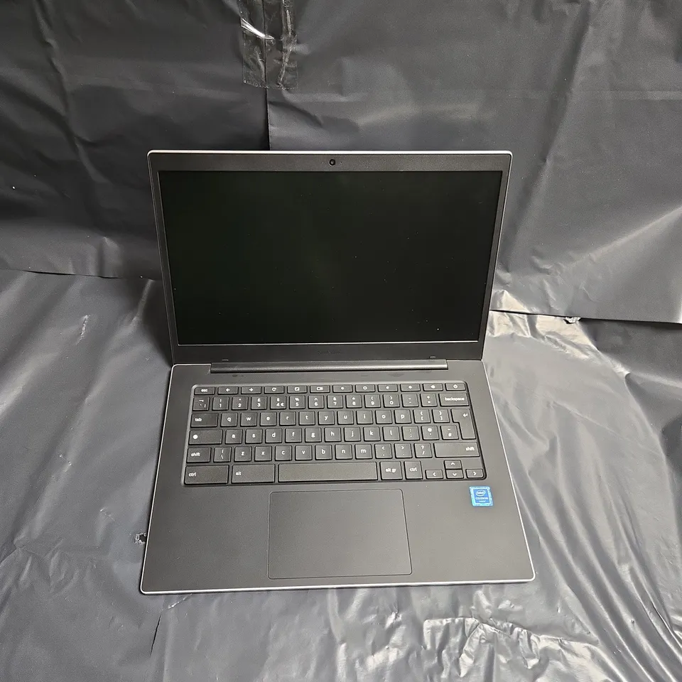 SAMSUNG XE456XDA LAPTOP IN SILVER COLOUR