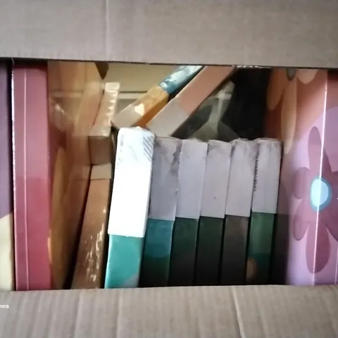 PALLET OF 2 BOXES OF APPROXIMATELY 25 ME GUSTA CANVAS FRAMED PICTURES