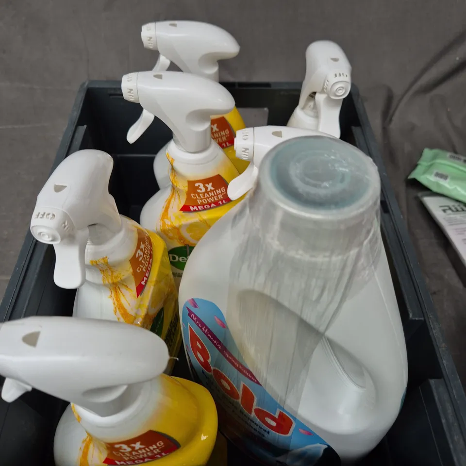 APPROXIMATELY 7 ASSORTED CLEANING PRODUCTS TO INCLUDE DETTOL CLEANER & BOLD FABRIC CONDITIONER 