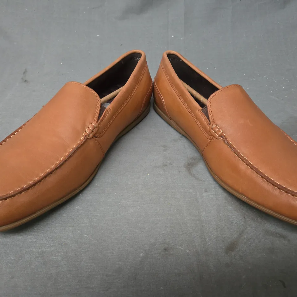 BOXED PAIR OF ROCKPORT LOAFERS IN BROWN UK SIZE 11