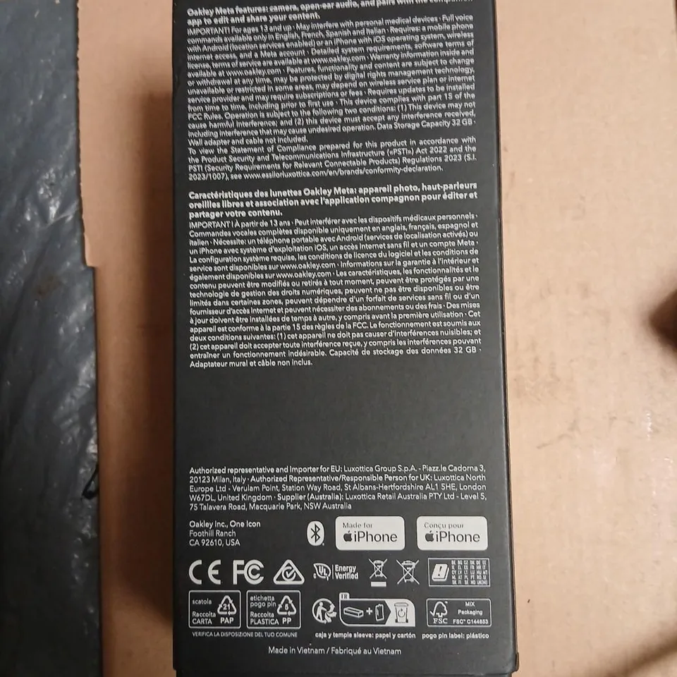 OAKLEY META GLASSES – BLACK EYEWEAR WITH CHARGING CASE (HSTN BOX)