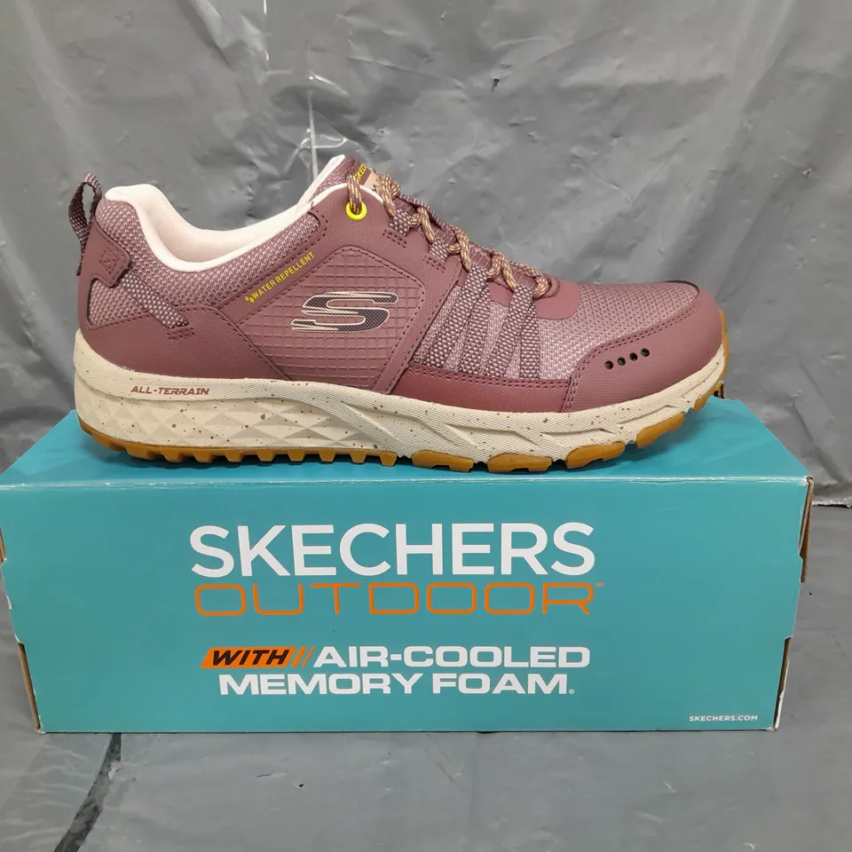 BOXED PAIR OF SKECHERS OUTDOOR MEMORY FOAM TRAINERS IN MAUVE SIZE 7