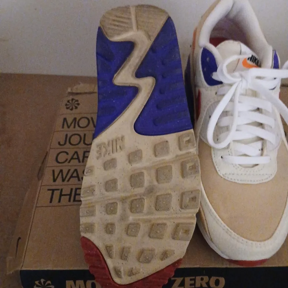 NIKE AIR MAX 90 SE SNEAKERS – BEIGE/WHITE WITH BLUE ACCENTS, UK 8 (EU 42.5)