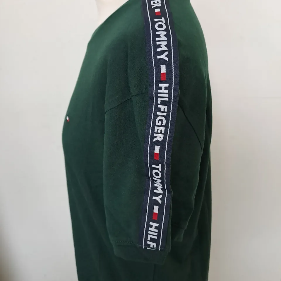 TOMMY HILFIGER LOGO T-SHIRT SIZE M